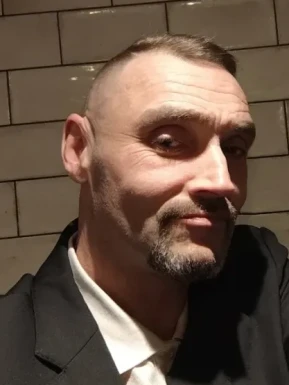 English men looking for love